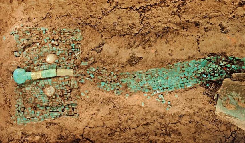 二里头文化镶嵌绿松石铜牌饰与绿松石龙形器