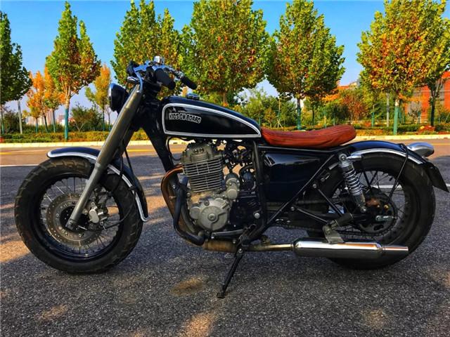 现在很纯正的日式bobber,无不体现作者对于这辆车的热爱以及对于改装