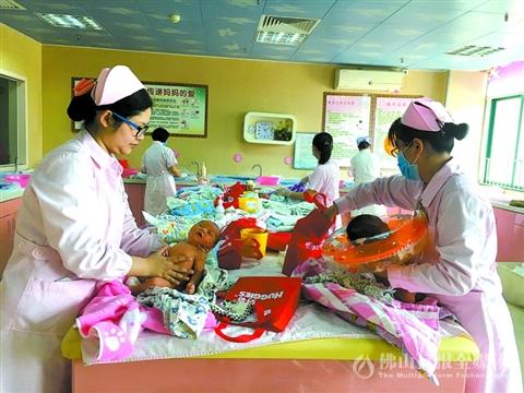 昨日,在区人民医院妇幼院区,护士为新生儿做游泳准备.