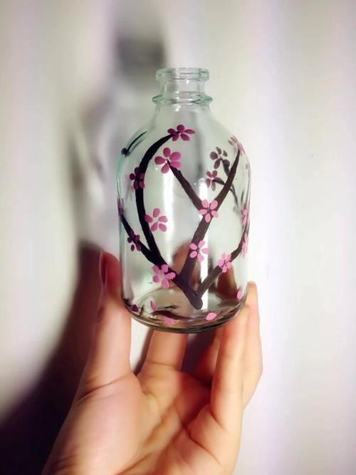 用丙烯颜料在画自己的玻璃瓶吧,手工