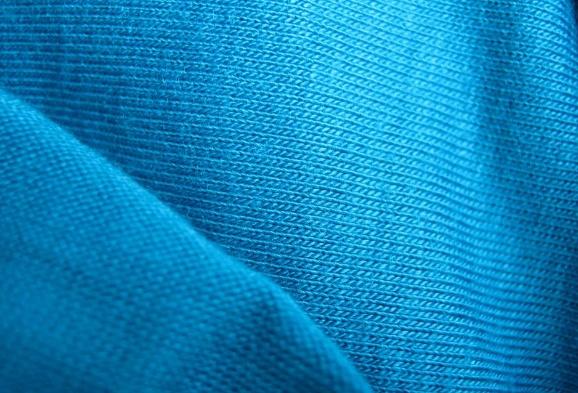 不易变形是它最大的优点,不论是莱卡纯纺面料还是与其他纤维混纺而成