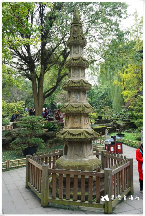 塔是干啥的,看上去很古老的样子,记得在黄龙溪古镇内也看见过,是烧香