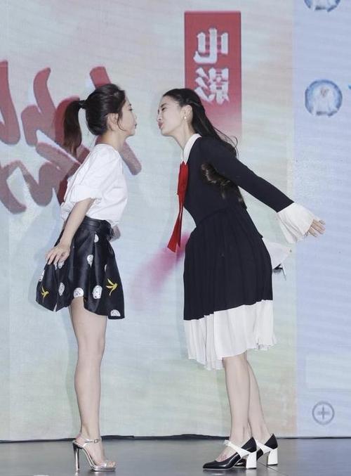 谭松韵杨颖穿同款短裙,一样都是30岁,长相却像少女vs