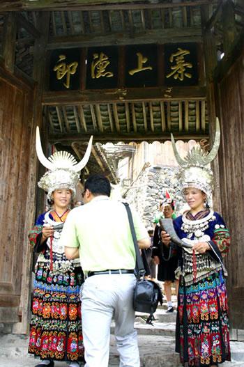 红色故土行成员参观黔东南州郎德苗寨