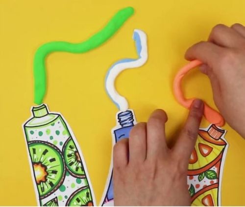 步骤五:用超级粘土搓成细长条,做成挤出的牙膏状.