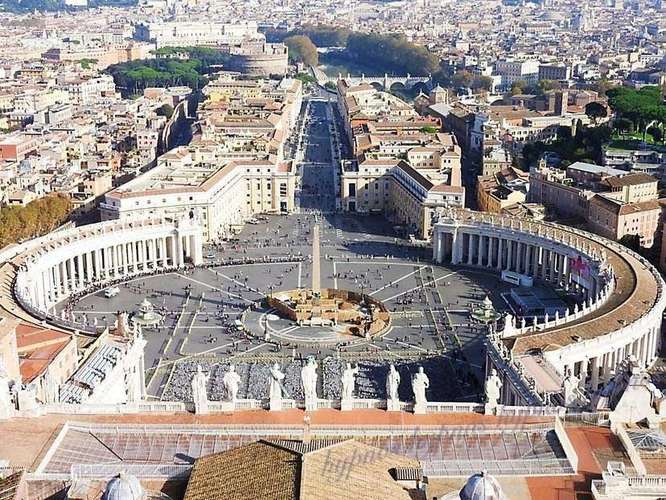 圣彼得大教堂正前的露天广场就是闻名世界的能容纳30万人的圣彼得广场