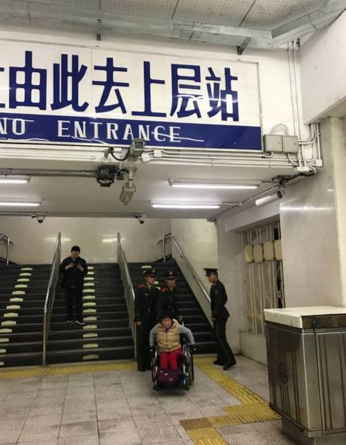 北京地铁复兴门站,一坐轮椅残疾人要下通道去没办法急