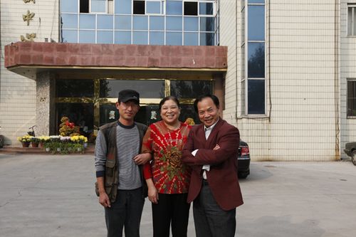 任凯说:"不行,我还得跟罗老师和师母一起合个影."