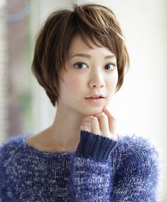 像这样剪出碎发的短发造型,刘海的层次感可以令短发显得更加干练一些