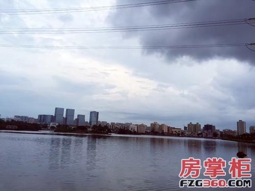 怡和湖城大境,城湖憩园等住宅群围绕红城湖畔,与北岸繁华的开发相比