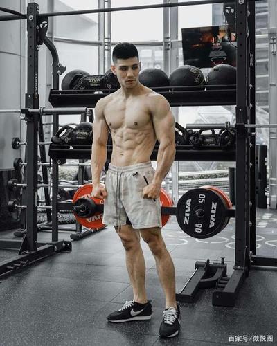 潮范肌肉男有一张爱笑的大嘴,长得不帅,胸肌,腹肌,臂