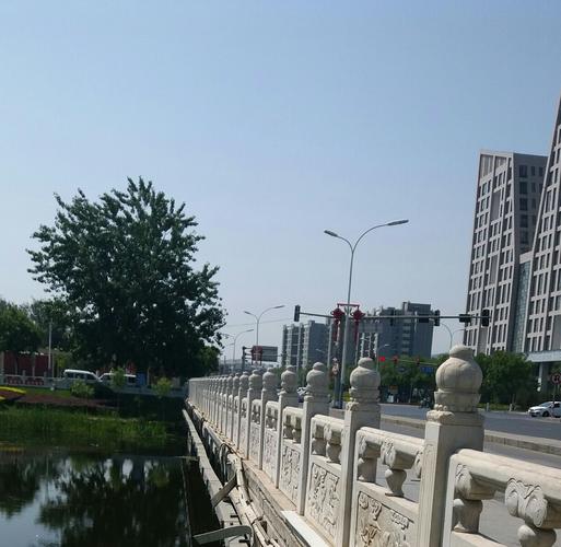 门城湖公园山水相依,高耸的永定楼是它标志性建筑.