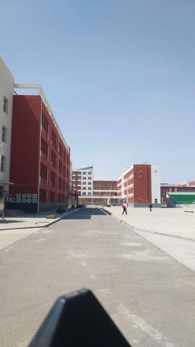 内蒙古通辽市河西实验初中八年十九班家长走进校园与孩子共进午餐