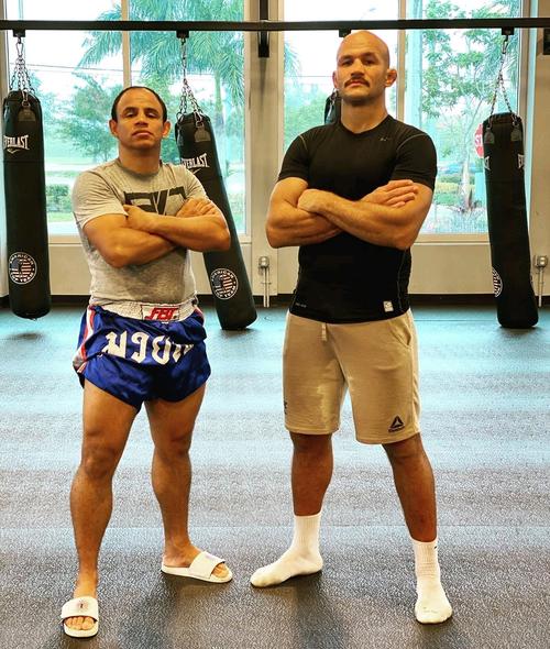 ufc前重量级冠军小菊朱尼尔多斯桑托斯ins照片自取