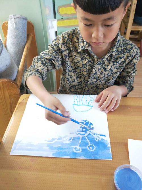 濮阳市市直金堤幼儿园大二班《油水分离——海底世界》创意美术活动