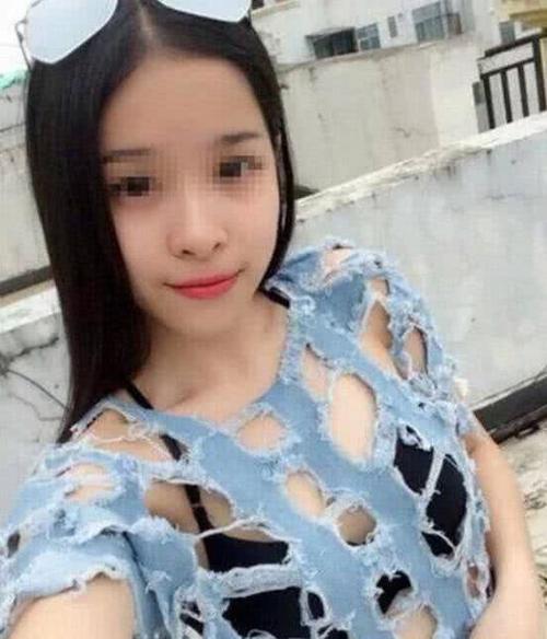 妹子,你这破洞的衣服是认真的吗?凉快是够凉快了,就是有点扎眼了