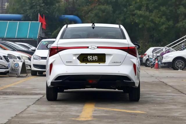 悦纳后45度视角2020款的北京现代悦纳,全系共推出了四个配置,有两款