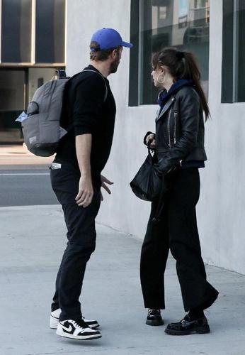 达科塔约翰逊现身街头和男友一起约饭两人路上有说有笑