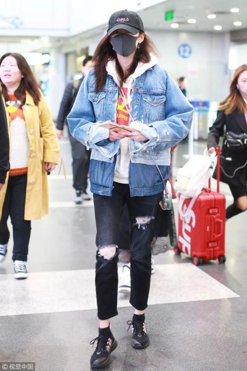 像关晓彤这样一浅一深,青春感十足.