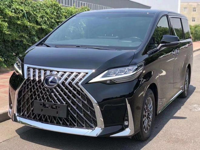 2021款雷克萨斯lm300h车尾部分,雷克萨斯lm的尾灯设计以大气为主,整体