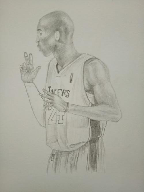 画了科比,素描,没用彩铅,大晚上手机拍的,实际颜色没有这么灰