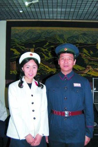 1953年,公安部设计了人民警察55式制服.55式警服分男,女装2种.