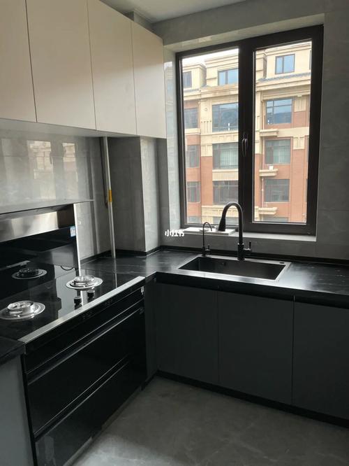 先说关于厨房台面,最终选的这款黑色石英石 ,15厚的,380一米.