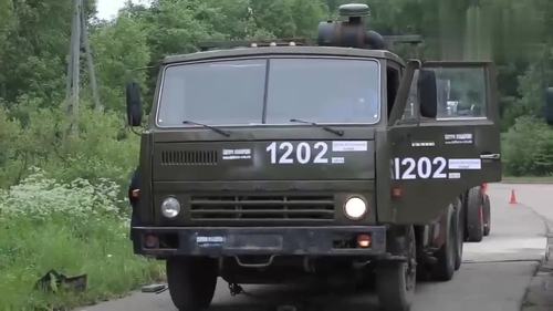 俄罗斯卡玛斯军用卡车路障碰撞测试 装载大量配重直接散架