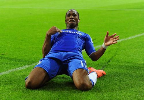 好神奇,德罗巴的滑跪庆祝,怎么滑着滑着出来了三道杠?