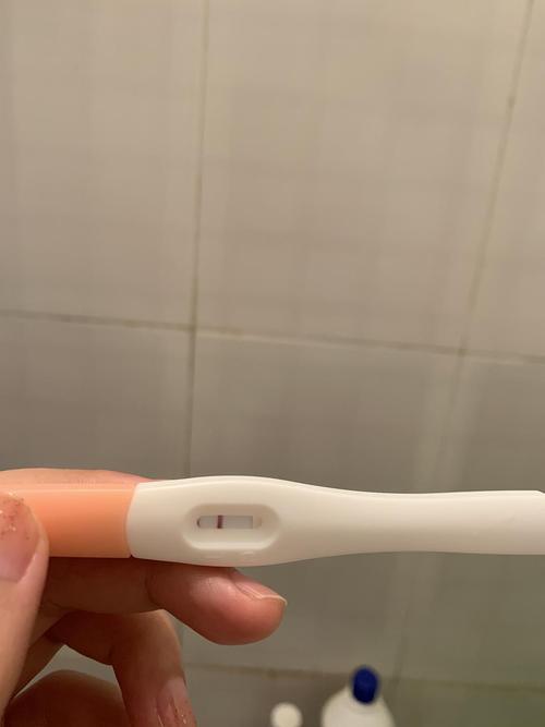 姐妹们帮忙看看这个验孕棒