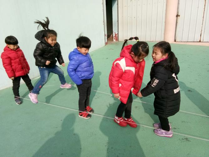 第一实验幼儿园花样跳皮筋