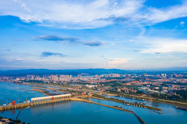 广西梧州:"大暑"蓝天白云景色美