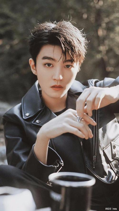 22岁王俊凯越来越帅气,机车造型尽显男人味,雨中花美男既视感