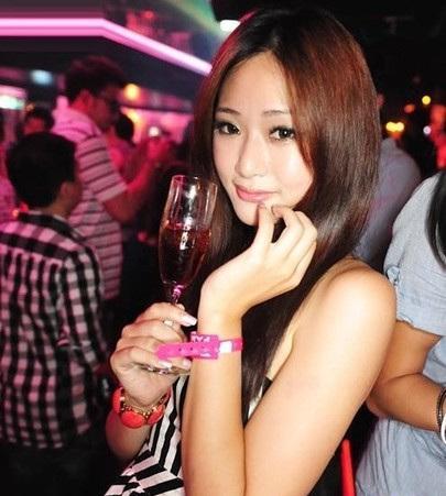 实拍台湾夜店美女如云:热情火辣纵情玩乐
