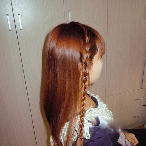 分出 刘海之后,从秀发的左侧开始编一条横向的辫子,要刚好分开秀发与