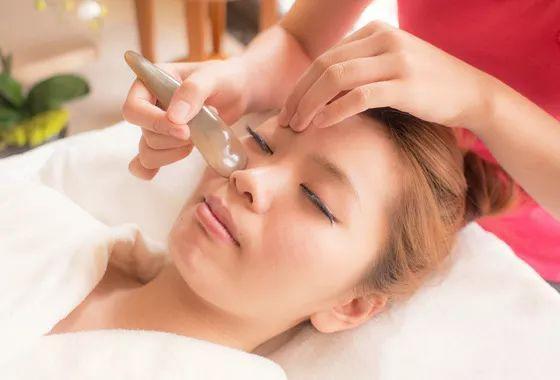 50岁以上用平价护肤品的人掌握3个使用方法能用出美容院效果