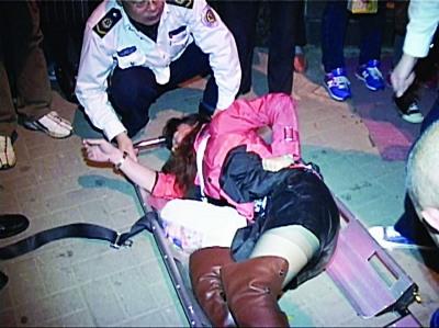 女子喝醉酒想下车回家同行男子不同意持棍殴打