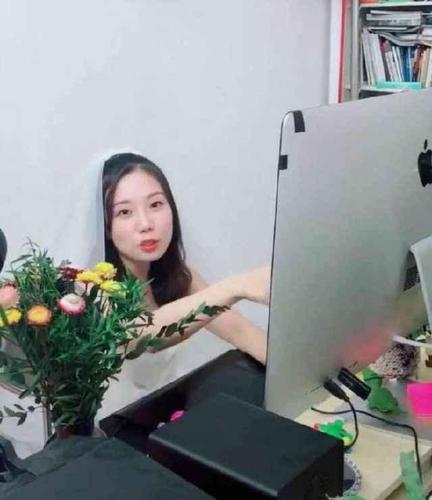 抖音最敬业新娘,结婚当天穿婚纱加班,新郎在公司门外苦等!