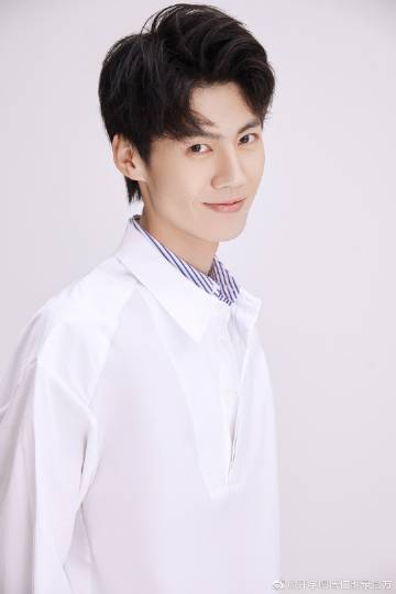 剧中他是游泳新生伊堂,剧外他是帅气的汤邵文@汤邵文hha_alex