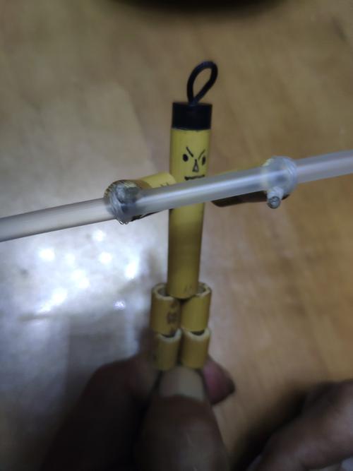最后再在绳子两端绑上武器.一个威风凛凛的竹节人做好了!