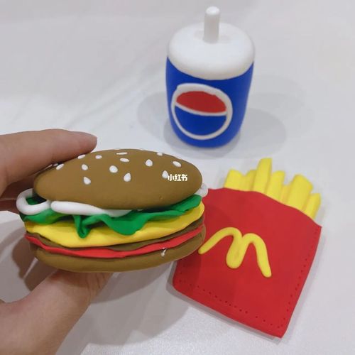 嘿,您的薯条93汉堡可乐餐到了!