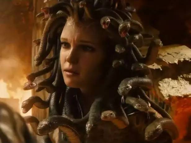 是不是被她看到的人,都会变成石像啊?