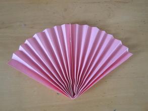 用折纸扇子做手工成品