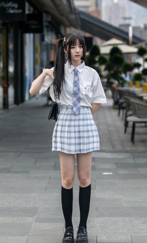 示范②:jk制服白衬衫 一步裙是办公室女性最基本的装备,简单大方又