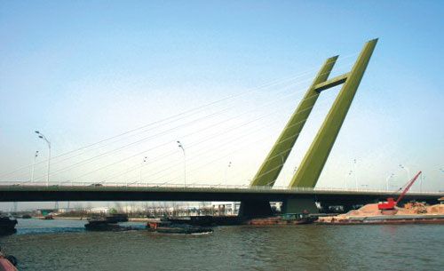 苏州石湖大桥为门式独斜塔无背索斜拉桥,跨径100 35m,桥宽37m.