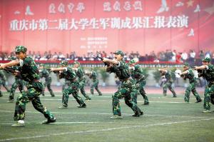 90后一样经得起风雨 渝5000大学新生展军训成果