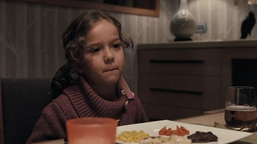 《孤儿怨》:太吓人了,小萝莉真实面目竟是患有怪病,停止生长不会变