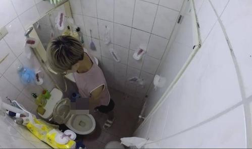 男子进厕所看到满墙的"滴血卫生巾"后傻眼了!