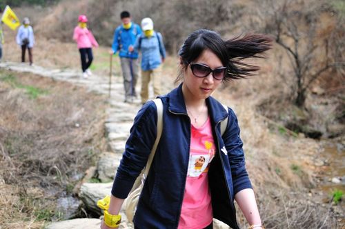 美女上山反应很强烈,下山很爽,飘逸
