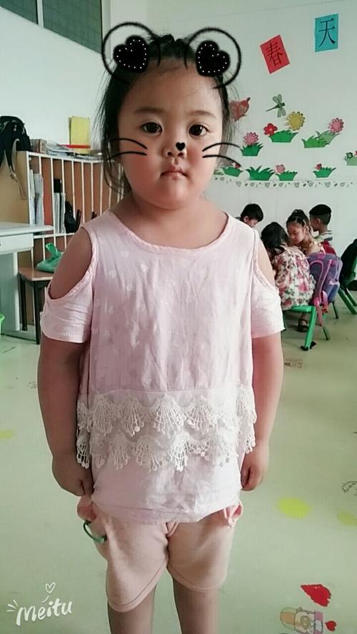 胖嘟嘟的小姑娘名字叫王梓晴,来自文殊镇实验幼儿园大一班.
